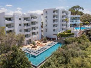  Elle offre une vue aérienne sur un hôtel doté d'une piscine. dans l'établissement MarSenses Natura Olea Hotel, à Cala d´Or