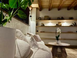 レ・ジェにあるNOUVEAU ! Chalet Casa Di Più - LES GETS - VUE EXCEPTIONNELLE - 10 Personnes - BAIN NORDIQUEのソファとテーブルのあるリビングルーム +44枚の写真