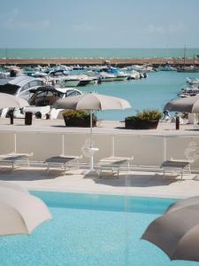 Bazén v ubytování Hotel Scogliera nebo v jeho okolí