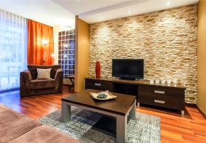Telewizja i/lub zestaw kina domowego w obiekcie Apartament Tit Aquarius Spa