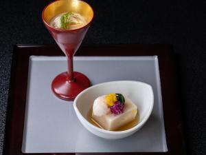 een witte plaat met een kom ijs en een martini bij Chousenkaku Kameya in Shimo-suwa