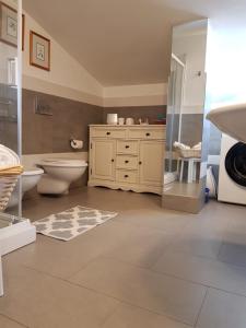 サッサリにあるVilla del Mar Country Loftのトイレ、洗面台、シャワー付きのバスルーム +66枚の写真