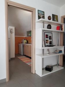 サッサリにあるVilla del Mar Country Loftの白い棚と鏡付きのキッチン