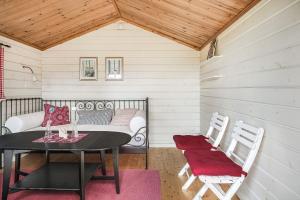 Habitación con mesa, sillas y sofá en Charming and rural cottage in Ockelbo, en Ockelbo