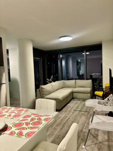 a living room with a couch and a table at Condominio en el rascacielos in Austin