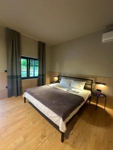 1 dormitorio con 1 cama grande y 2 almohadas en Villa Number 6, en Skopje