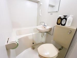 东京Ikebukuro Sugamo 最大4人B5的带马桶和水槽的小浴室