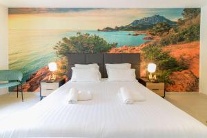 Postel nebo postele na pokoji v ubytování SELECT'soHOME - Villa avec piscine, spa et babyfoot pour 10 personnes à proximité de la plage d'Aiguebelle ! - 5 ETOILES - VILLA MANDARINIERS + 25 fotografií