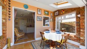Fotografie z fotogalerie ubytování Anchor Down Cottage the perfect seaside retreat sleeps 4 beach 2 mins v destinaci Ryde