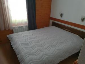 Postel nebo postele na pokoji v ubytování Etno Selo VRELO & Camping