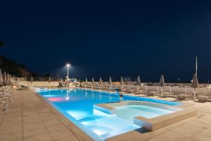 Bazén v ubytování Hotel Scogliera nebo v jeho okolí