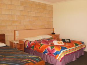 a hotel room with two beds in a room at Country View Motel Ilbilbie in Ilbilbie