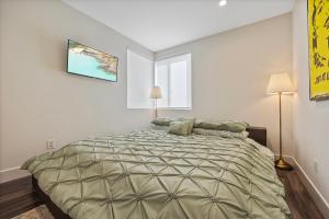 a bedroom with a large bed in a room at 2 Santa Monica Beach Walking in Los Angeles