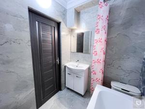 Bilik mandi di RentHouse Apartments Smart-Accomodation