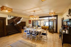 Un comedor con mesa y sillas y una escalera. en An extraordinary 6-Bedroom Bungalow in Barlowganj, Mussoorie, en Mussoorie