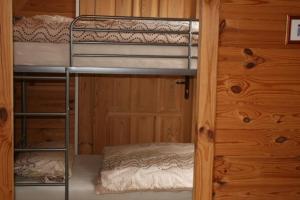 a room with two bunk beds in a cabin at Dom letniskowy ORCHIDEA in Chrzanowo