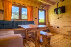 TV i/ili multimedijalni sistem u objektu Maple village
