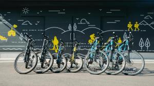 un grupo de bicicletas estacionadas frente a una pared en Colorit GOTO ISLANDS, en Goto