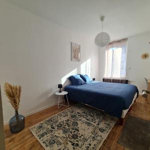 Giường trong phòng chung tại La calaisienne