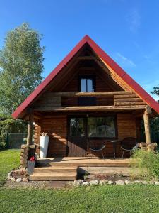 Cabaña de madera con techo rojo en MK Kodumajutus, en Võrumõisa