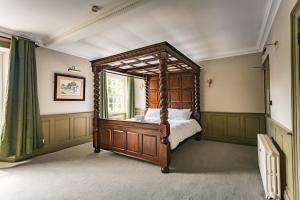 A bed or beds in a room at The Green Dragon at Hardraw