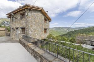 een stenen huis met uitzicht bij Casa Irene in Calvera
