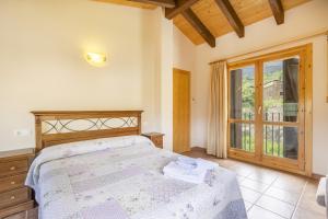een slaapkamer met een bed en een glazen schuifdeur bij Casa Irene in Calvera