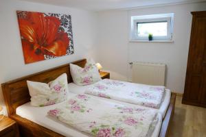 Postel nebo postele na pokoji v ubytování Ferienwohnung Heimchen + 4 fotografie