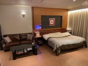 Postel nebo postele na pokoji v ubytování ウォーターゲート伊勢崎