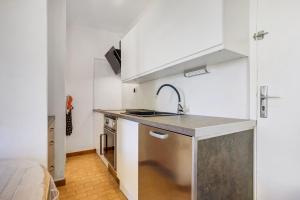 a kitchen with a sink and a counter top at Vue mer dans les collines Cavalaire in Cavalaire-sur-Mer +13 photos