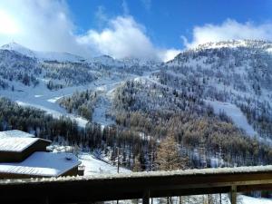 Fotografie z fotogalerie ubytování 2 pièces avec terrasse et vue sur les pistes v destinaci Isola 2000