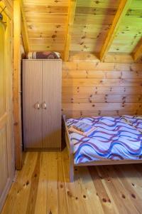Un pat sau paturi într-o cameră la Maple bungalows