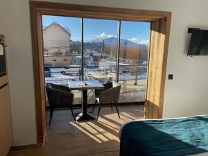 Nespecifikovaný výhled na hory nebo výhled na hory při pohledu z aparthotelu