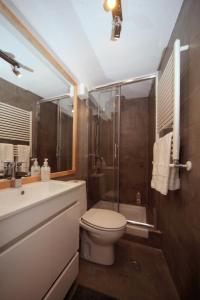 里斯本的住宿－迪賽斯迪萊斯里斯本公寓，浴室配有卫生间、淋浴和盥洗盆。