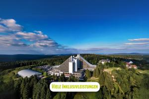 ein Gebäude auf einem Hügel mit einem Schild mit der Aufschrift „Visa Innsislund“ in der Unterkunft AHORN Panorama Hotel Oberhof in Oberhof