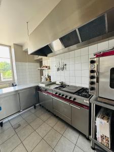 Kuchyň nebo kuchyňský kout v ubytování La Maison Félix, du Domaine Yvon Félix Clerget - Centre de Pommard
