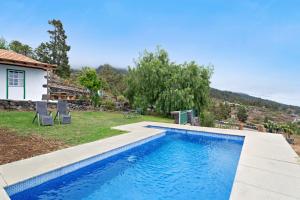 - une piscine dans l'arrière-cour d'une maison dans l'établissement Casa Serradero, à Tijarafe