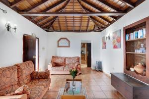 una sala de estar con un sofá y una mesa en Casa Serradero, en Tijarafe