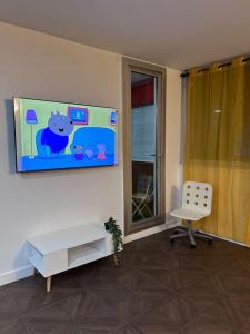 TV a/nebo společenská místnost v ubytování Bel appartement paisible - 4 Chambres - 2 Salles de Bain - Paris et Orly à 20 Minutes