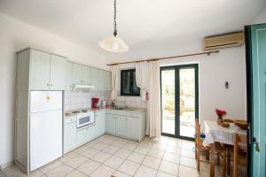 Η κουζίνα ή μικρή κουζίνα στο villa skafidakia B