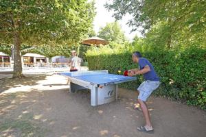 Stolní tenis v ubytování Huttopia Royat nebo okolí