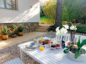 a white table with food and drinks on it at Chalet familiar con piscina in Valdemorillo