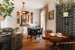 a dining room with a table and chairs at Le Bretagne - Hôtel de charme labellisé Cosy Places in Vannes