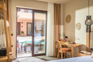 Sundlaugin á Hotel Pyriá eða í nágrenninu