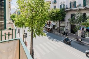 - une vue sur une rue de la ville avec des motos dans l'établissement Panurban, à Palerme