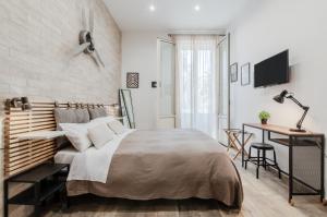 1 dormitorio con 1 cama grande y escritorio en Panurban en Palermo