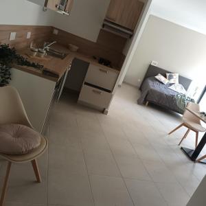 a kitchen with a sink and a bed in a room at Cosy Diem Cap d'Agde in Cap d'Agde