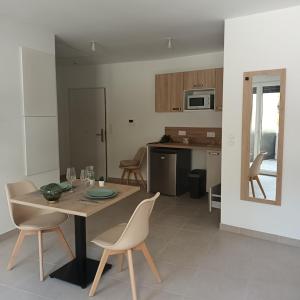 a kitchen and dining room with a table and chairs at Cosy Diem Cap d'Agde in Cap d'Agde