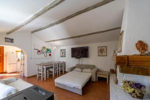 un soggiorno con divano e tavolo di Cottage Pura Vigna immerso nella natura vicino al mare a Porto Santo Stefano