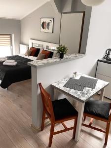 Posteľ alebo postele v izbe v ubytovaní H-T-L Apartamenty Junior